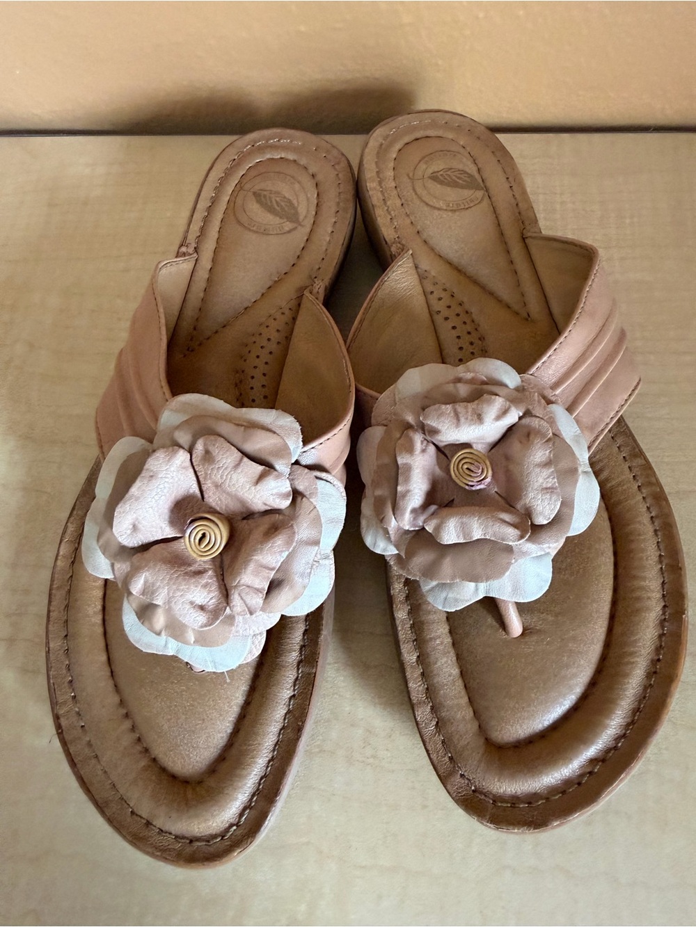 🌼Nurture Tan Leather Floral Thong Comfortable Cushioned Sandals Size 7.5